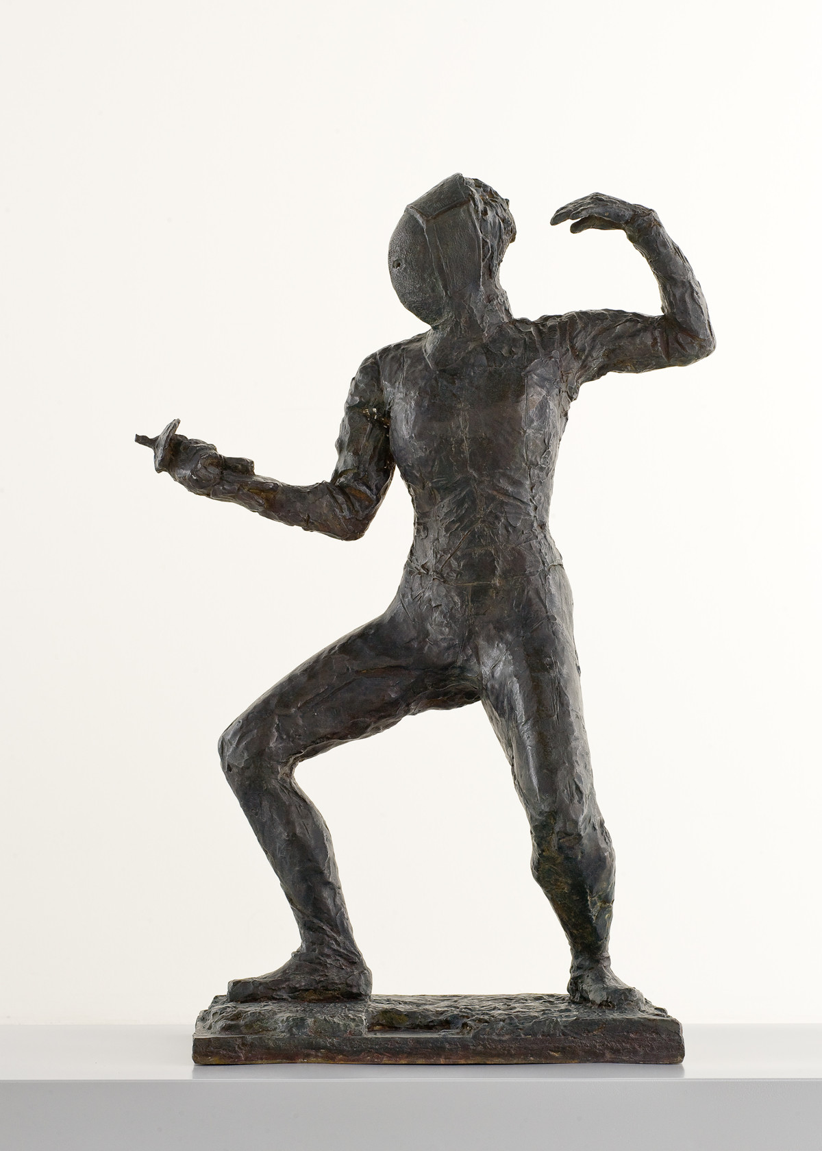 Sculpture en bronze patiné foncé représentant une escrimeuse en garde, tenant à la main son fleuret