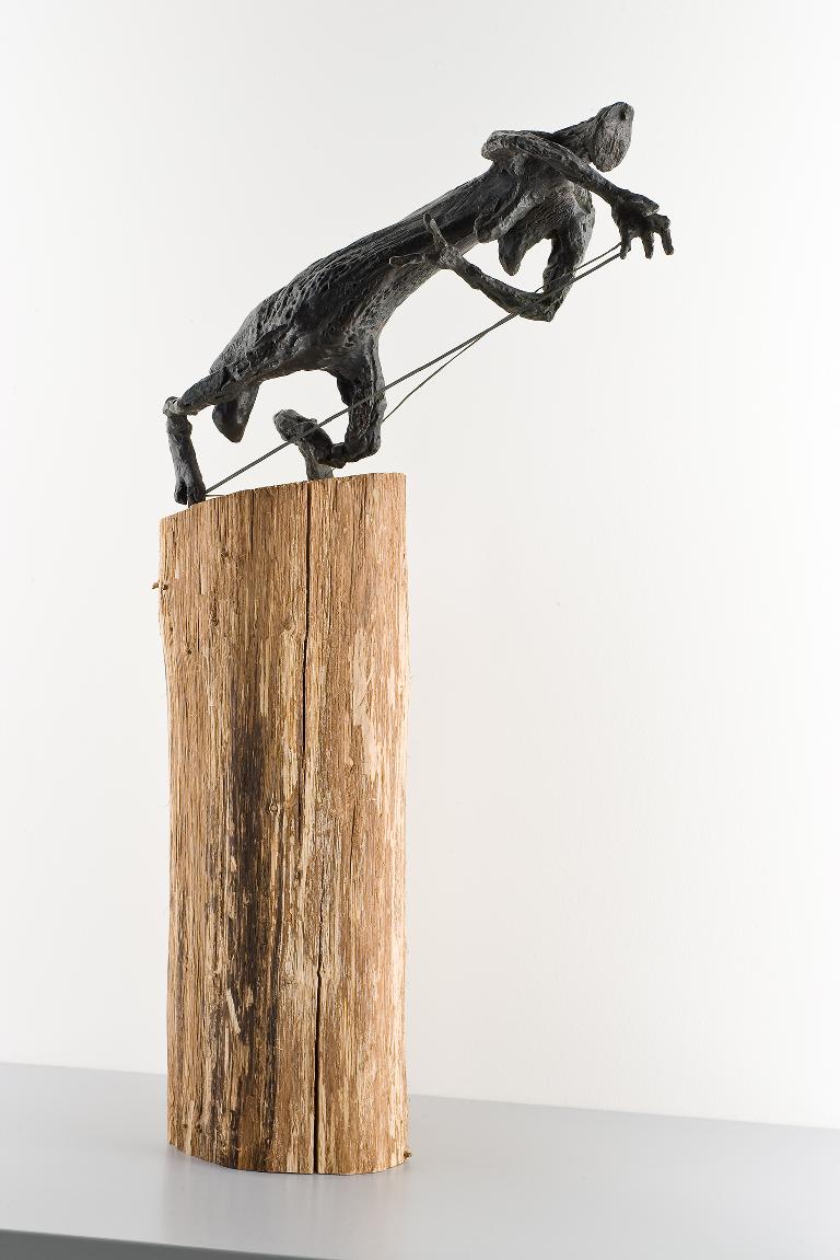 Sculpture en bronze par Germaine Richier représentant un être hybride, entre humain et araignée, en train de tisser sa toile
