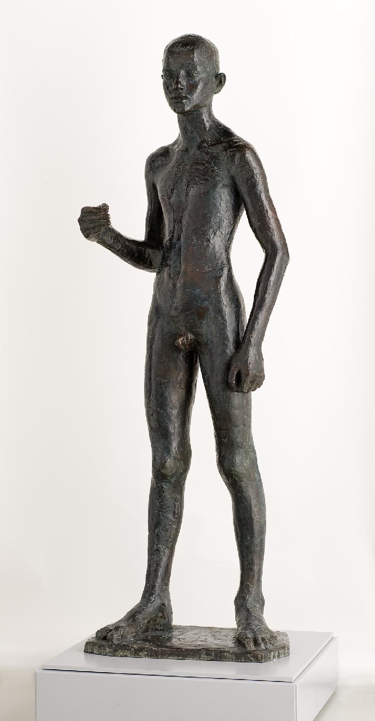 Sculpture en bronze par Germaine Richier représentant un adolescent nu, vu de trois-quart
