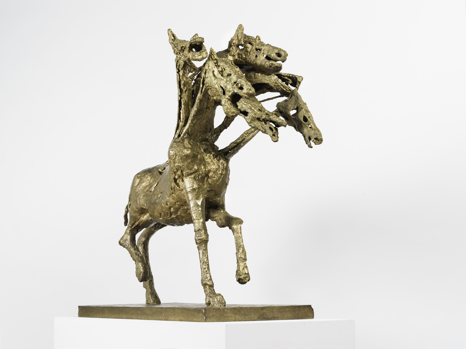 Sculpture en bronze représentant un cheval à six têtes