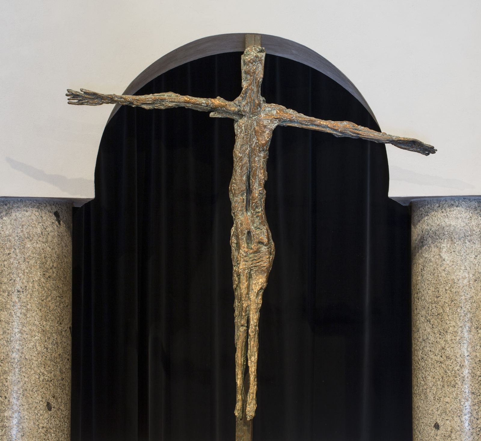 Sculpture en bronz représentant un christ en croix