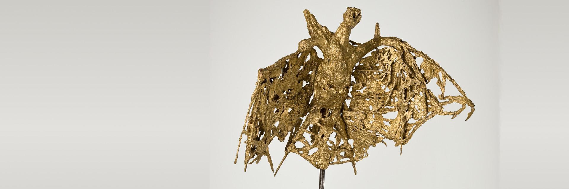 Sculpture de Germaine Richier représentant une chauve-souris styilisée, en bronze doré