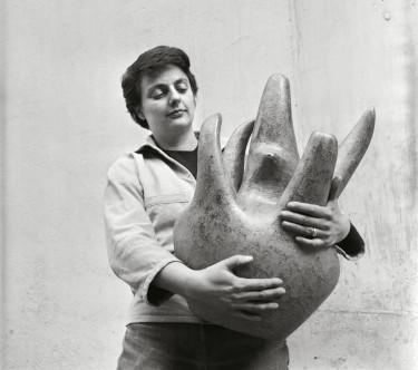 Valentine Schlegel tient dans ses deux mains un vase qu'elle a sculpté et ayant pour titre Sans titre