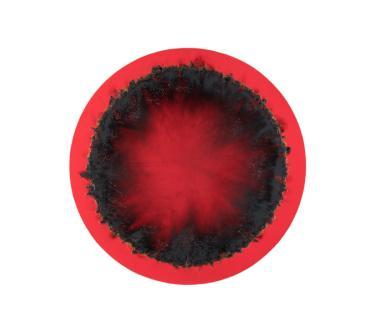 Une œuvre de Christian Jaccard représentant un rond rouge avec une zone brûlée en périphérie extérieure.